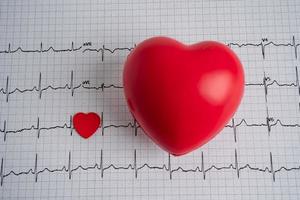 corazón rojo en el gráfico de ecg de electrocardiograma, onda cardíaca, ataque cardíaco, informe de cardiograma. foto