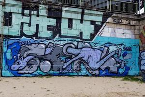 Viena, Austria, 5 de febrero de 2014 - Ver graffiti en la pared en Viena. ciudad de viena con el proyecto wienerwand vienna wall ofrece a los artistas jóvenes de la escena del graffiti áreas legales para su arte. foto