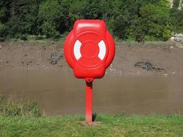 boya de vida en la orilla del río foto