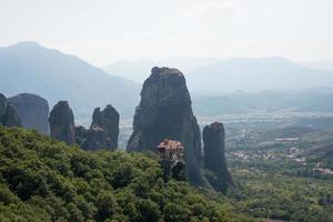 hermoso paisaje con montañas de meteora y monasterio. kalambaka, grecia.