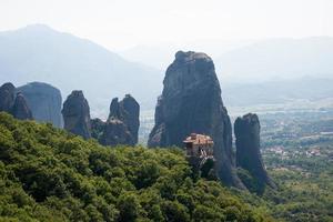 hermoso paisaje con montañas de meteora y monasterio. Grecia. foto