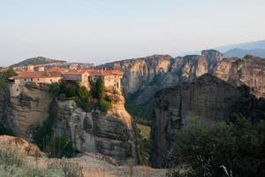 Hermosa vista del monasterio y las montañas de Meteora al atardecer foto