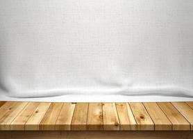 Mesa de madera con fondo de tela de algodón blanco foto