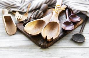 cubiertos de madera utensilios de cocina foto