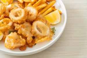 calamares - calamares fritos o pulpo con patatas fritas foto