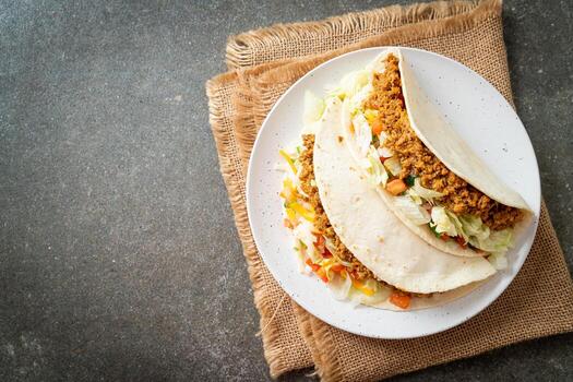 tacos mexicanos con pollo picado foto