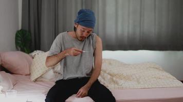 homme asiatique malade avec la grippe allongé dans son lit à la maison. video
