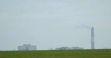 Landschaft mit grüner Wiese und Fabrik video