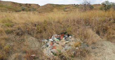 Mucha basura y plástico cerca del lago. video