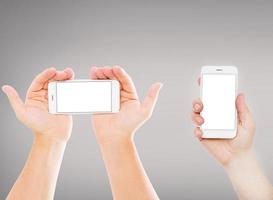 conjunto, collage manos sosteniendo teléfonos móviles aislado sobre fondo gris foto