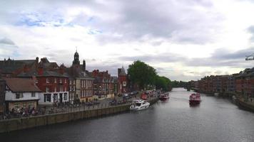 La ciudad de York con el río Ouse en Inglaterra, Reino Unido. video