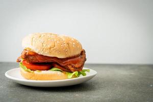 Hamburguesa de pollo a la parrilla con salsa en un plato foto