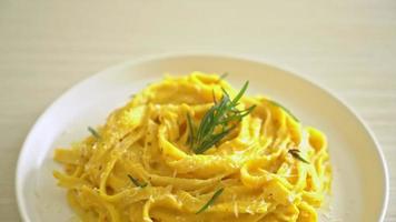 Spaghetti-Nudeln mit Butternuss-Kürbis-Sahnesauce video
