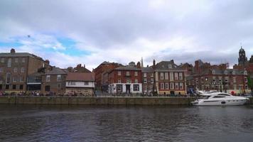 York City con il fiume Ouse in Inghilterra, Regno Unito video