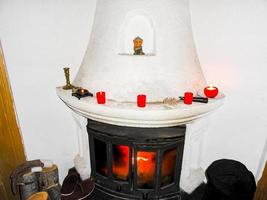 antigua chimenea de piedra y leña en una cabaña noruega, framfjorden. foto