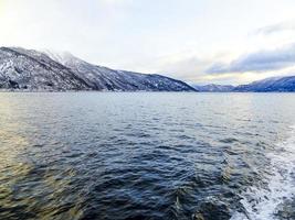 paisaje invernal fiordo amanecer atardecer, noruega. ferry vangsnes a balestrand. foto