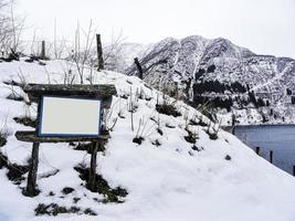 cartel de información turística de madera vacía en invierno, noruega, vik kommune. foto