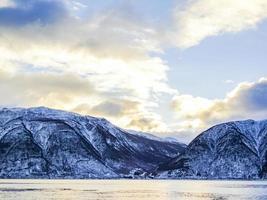 paisaje de invierno y tiempo de la mañana en sognefjord en vestland, noruega. foto