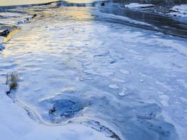 fiordo helado. agua congelada del lago. río congelado en invierno, noruega. foto