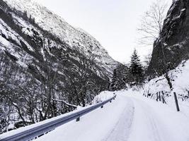 Carretera cubierta de nieve en el paisaje invernal de Framfjorden, Noruega.