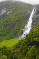 hermosa cascada avdalsfossen utladalen ovre ardal noruega. paisajes más bellos. foto