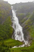 hermosa cascada avdalsfossen utladalen ovre ardal noruega. paisajes más bellos. foto