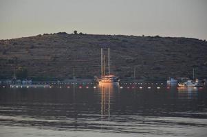 gumbet, turco - 02 de julio de 2020 playa y panorama de la playa en bodrum foto