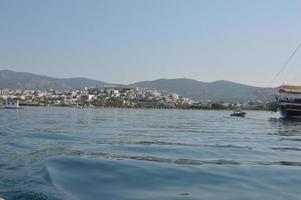 gumbet, turco - 02 de julio de 2020 playa y panorama de la playa en bodrum foto