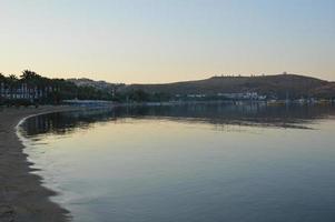 gumbet, turquía, 2020 - panorama de playa y playa en bodrum foto