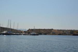 Bodrum, Turquía, 2020 - Yates estacionados en el puerto deportivo foto