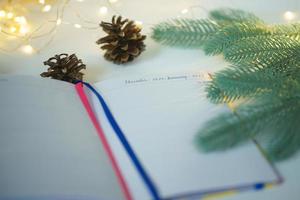 tarjeta de navidad con arbol de navidad y regalo foto