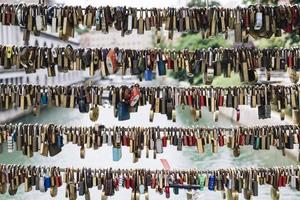 Ljubljana, Eslovenia, 30 de junio de 2018 - Candados en el puente de los carniceros en Ljubljana, Eslovenia. candados que simbolizan declaraciones de amor eterno. foto