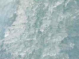 Textura macro foto de cascada congelada azul turquesa en Noruega.