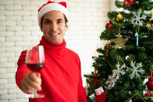 hombres en la sala de estar durante feliz navidad y próspero año nuevo foto