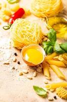 Ingredientes crudos saludables para salsa de pasta italiana carbonara