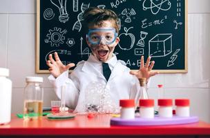 niño feliz jugando emocionado con los resultados del experimento foto