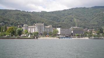 utsikt över staden stresa vid sjön maggiore i Italien video
