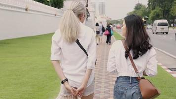 Pareja de lesbianas asiáticas disfrutando de viajar en Tailandia y divertirse durante el tiempo de vacaciones. video