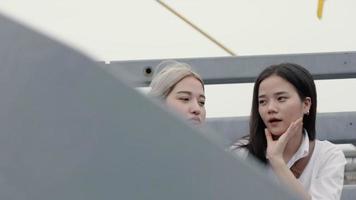parejas de lesbianas asiáticas que disfrutan de viajar en Tailandia. video