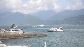 en båtnavigerar glider på sjön lago maggiore i Italien. video