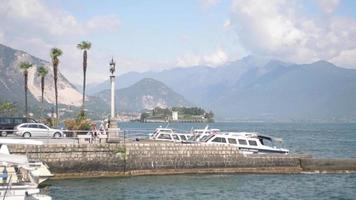 Barcos esperando en el terraplén, navegación en el lago Lago Maggiore en Italia verano video