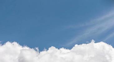 nubes sobre un fondo azul foto