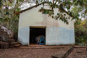 cassilandia, mato grosso do sul, brasil, 2021 -cámara de máquinas de una pequeña central hidroeléctrica abandonada foto