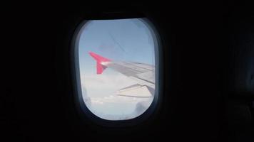vliegtuig raam uitzicht mooie wolk en vleugel met een mooie blauwe lucht. video