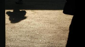 sombras de andar as pernas das pessoas ao pôr do sol em câmera lenta como plano de fundo abstrato