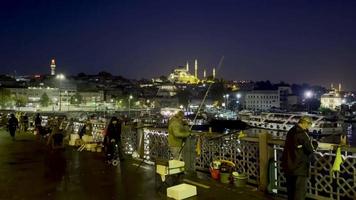 istanbul, turkije-oktober 20,2021.amateur vissers op de Galata-brug en het uitzicht op de oude stad van Istanbul in de vroege ochtend