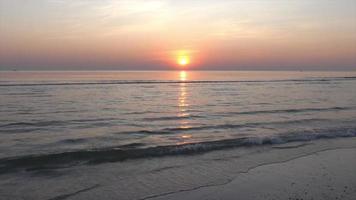 lindo nascer do sol ou pôr do sol com céu crepuscular com praia do mar video