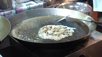 stekt musslor eller musslor på panna - street food style video