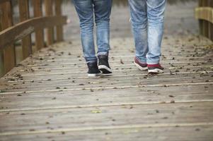 pareja vestida informalmente, abrazos, caricias, caminar, amor, cariño foto