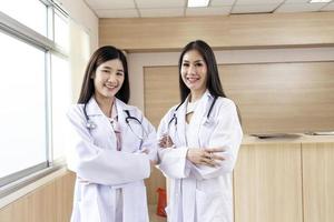 Retrato de una doctora inteligente con un estetoscopio de pie en la recepción del hospital. foto